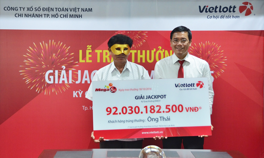 Phó Tổng Giám đốc Vietlott Nguyễn Thanh Đạm trao giải Jackpot cho ông Thái