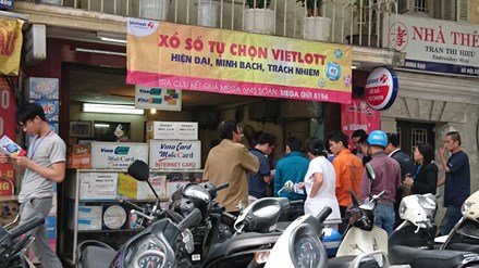 Người dân Hà Nội xếp hàng để mua vé số điện toán tại điểm bán trên đường Trần Hưng Đạo, Hà Nội.