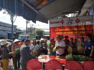 Khách hàng may mắn trúng Jackpot tại Long An tặng quà cho hoàn cảnh khó khăn>